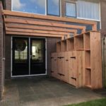 douglashouten pergola met containerkast en houtopslag