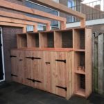 douglashouten pergola met containerkast en houtopslag