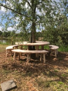 ronde boomtafel met halfronde bankjes